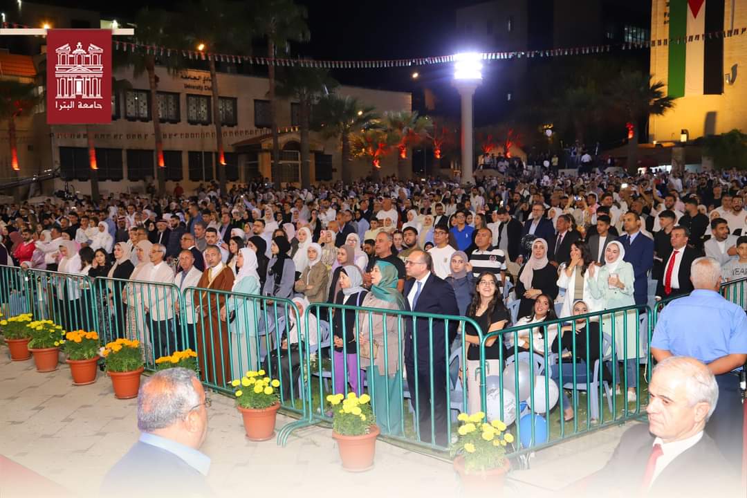 رئيس جامعة البترا يرعى حفل تخريج الفوج الثلاثين (فوج اليوبيل الفضي) ويشيد بتميز الخريجين