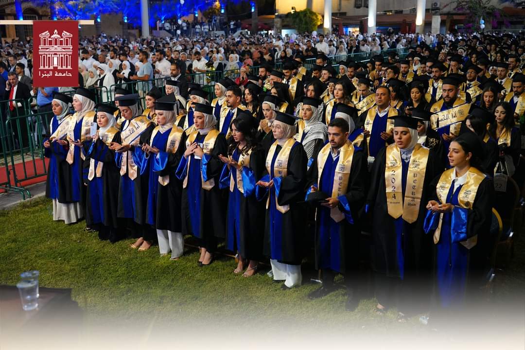 رئيس جامعة البترا يرعى حفل تخريج الفوج الثلاثين (فوج اليوبيل الفضي) ويشيد بتميز الخريجين