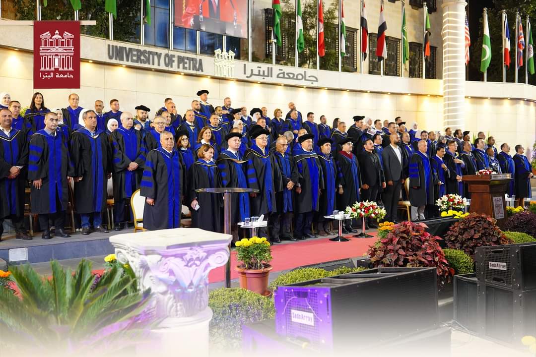 رئيس جامعة البترا يرعى حفل تخريج الفوج الثلاثين (فوج اليوبيل الفضي) ويشيد بتميز الخريجين