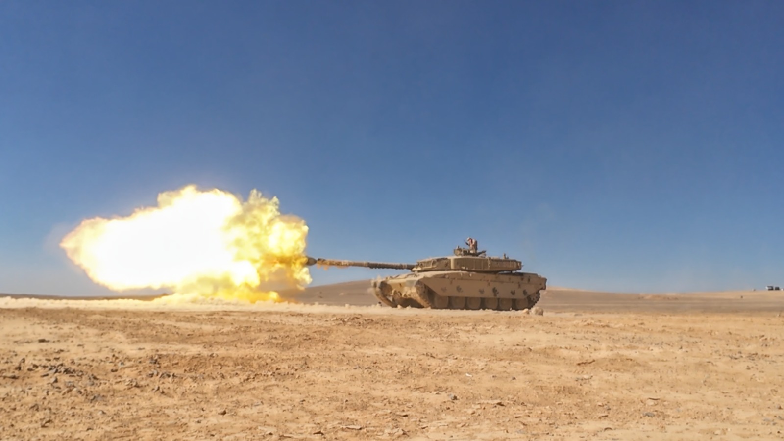 اللواء الركن الحنيطي يتابع اختبار عدد من الأسلحة المدرعة والمدفعية