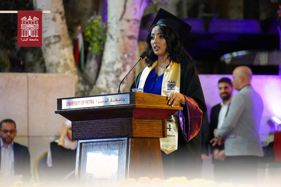 رئيس جامعة البترا يرعى حفل تخريج الفوج الثلاثين (فوج اليوبيل الفضي) ويشيد بتميز الخريجين