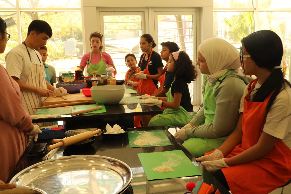 صورة حول : المركز الثقافي الصيني ينظم 10 فعاليات لتحضير الجياوزو المركز الثقافي الصيني ينظم 10 فعاليات لتحضير الجياوزو