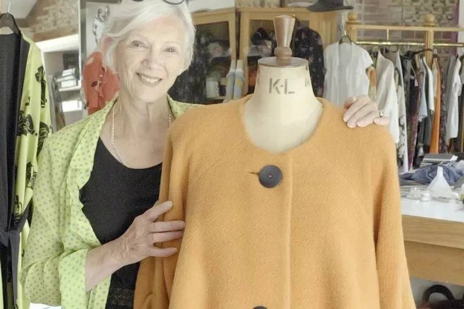 صورة حول : بريطانية تعثر على معطفها الضائع من 40 عاماً بريطانية تعثر على معطفها الضائع من 40 عاماً