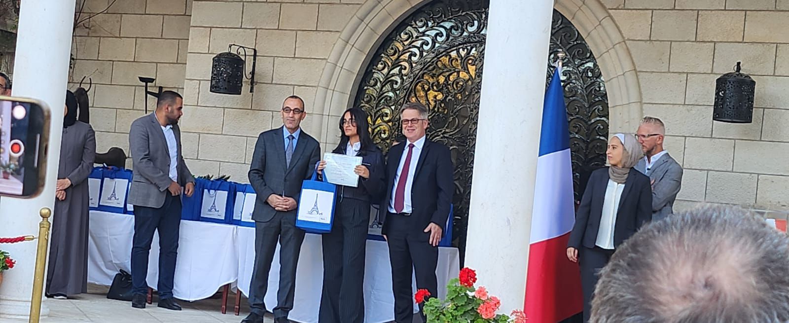السفير الفرنسي يكرم الطالبة لمار الراميني لتفوقها في امتحان اللغة الفرنسية المدرسي