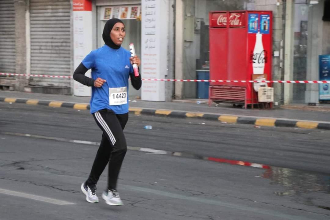 عداءو الأمن العام يحصدون الذهب في برومين ماراثون عمان الدولي