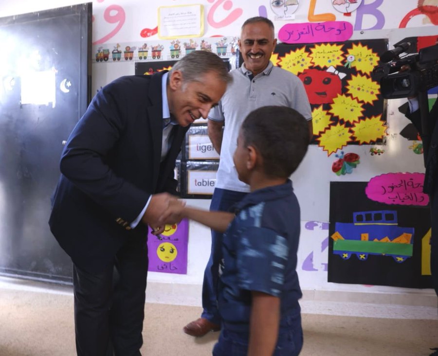 صورة حول : جعفر حسان يشيد بجهود أهالي المفرق ببناء مدرسة الفيصلية الأساسية جعفر حسان يشيد بجهود أهالي المفرق ببناء مدرسة الفيصلية الأساسية