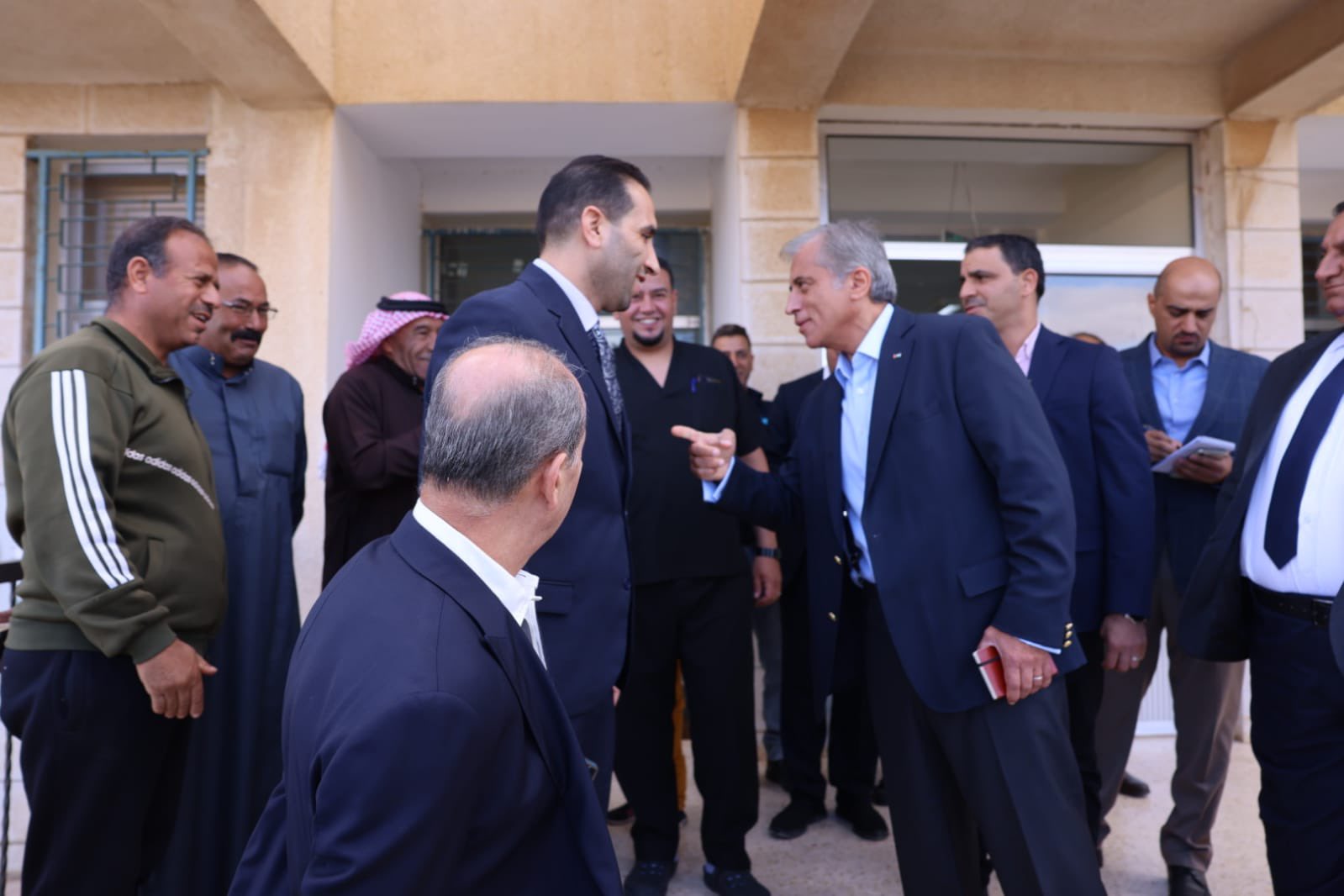 صورة حول : د حسان يلتقي مواطنين في ارحاب المفرق د حسان يلتقي مواطنين في ارحاب المفرق