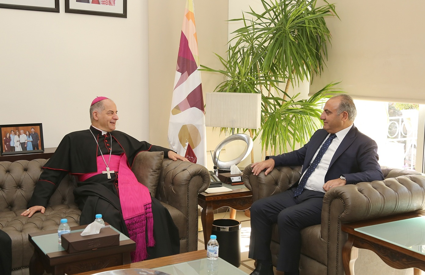 صورة حول : اجتماع بين أمين عمان وسفير الفاتيكان لتعزيز التعاون المشترك اجتماع بين أمين عمان وسفير الفاتيكان لتعزيز التعاون المشترك