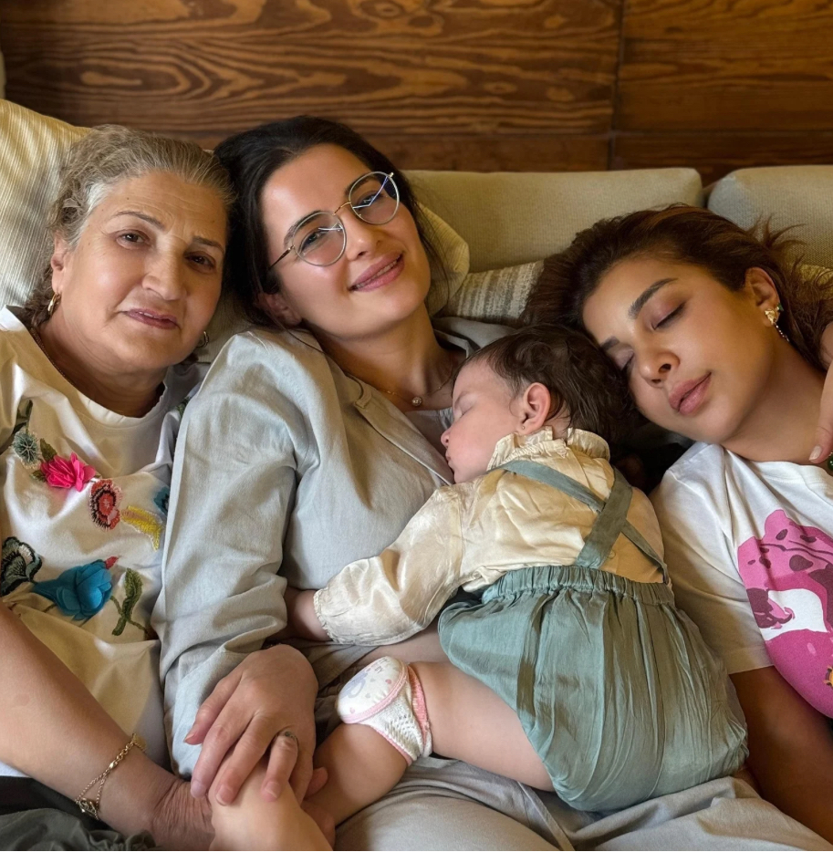 صورة حول : شام الذهبي تنشر صورة تجمع أربعة أجيال من عائلة أصالة شام الذهبي تنشر صورة تجمع أربعة أجيال من عائلة أصالة