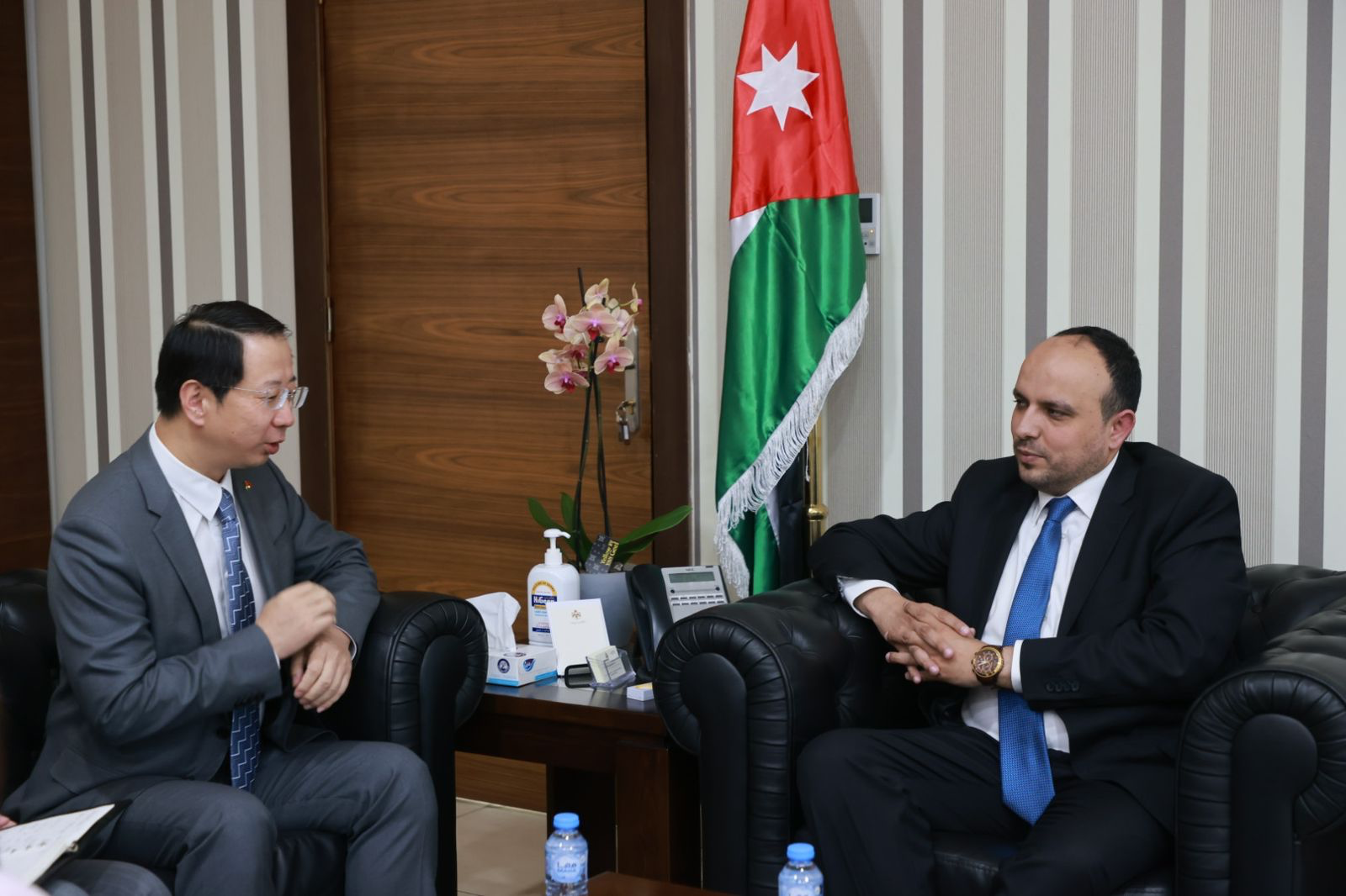 وزير الشباب وسفير الصين يبحثان سبل تعزيز التعاون الشبابي