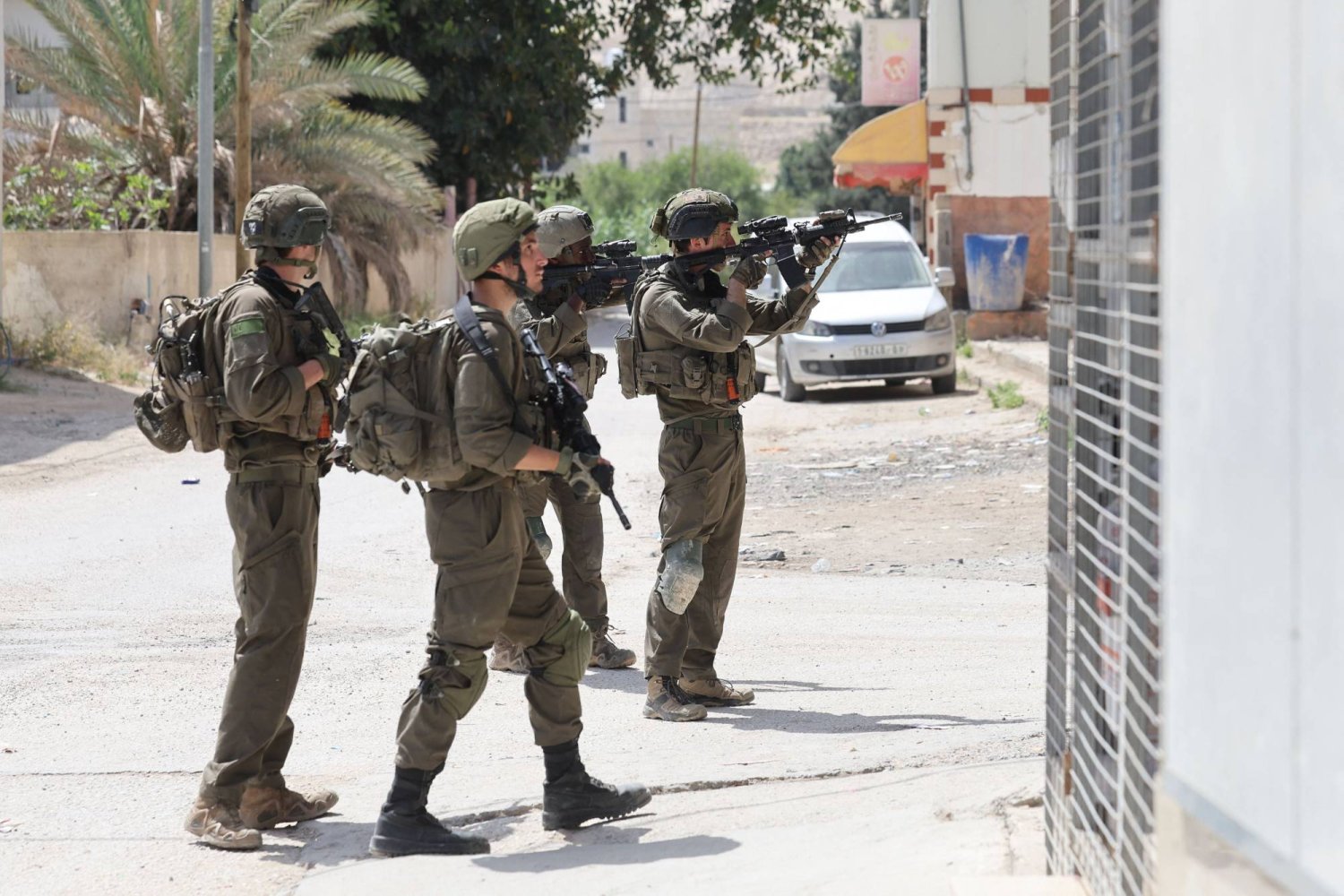 صورة حول : إصابة فلسطينيين في هجوم لمستوطنين متطرفين خلال موسم قطف الزيتون في قلقيلية إصابة فلسطينيين في هجوم لمستوطنين متطرفين خلال موسم قطف الزيتون في قلقيلية