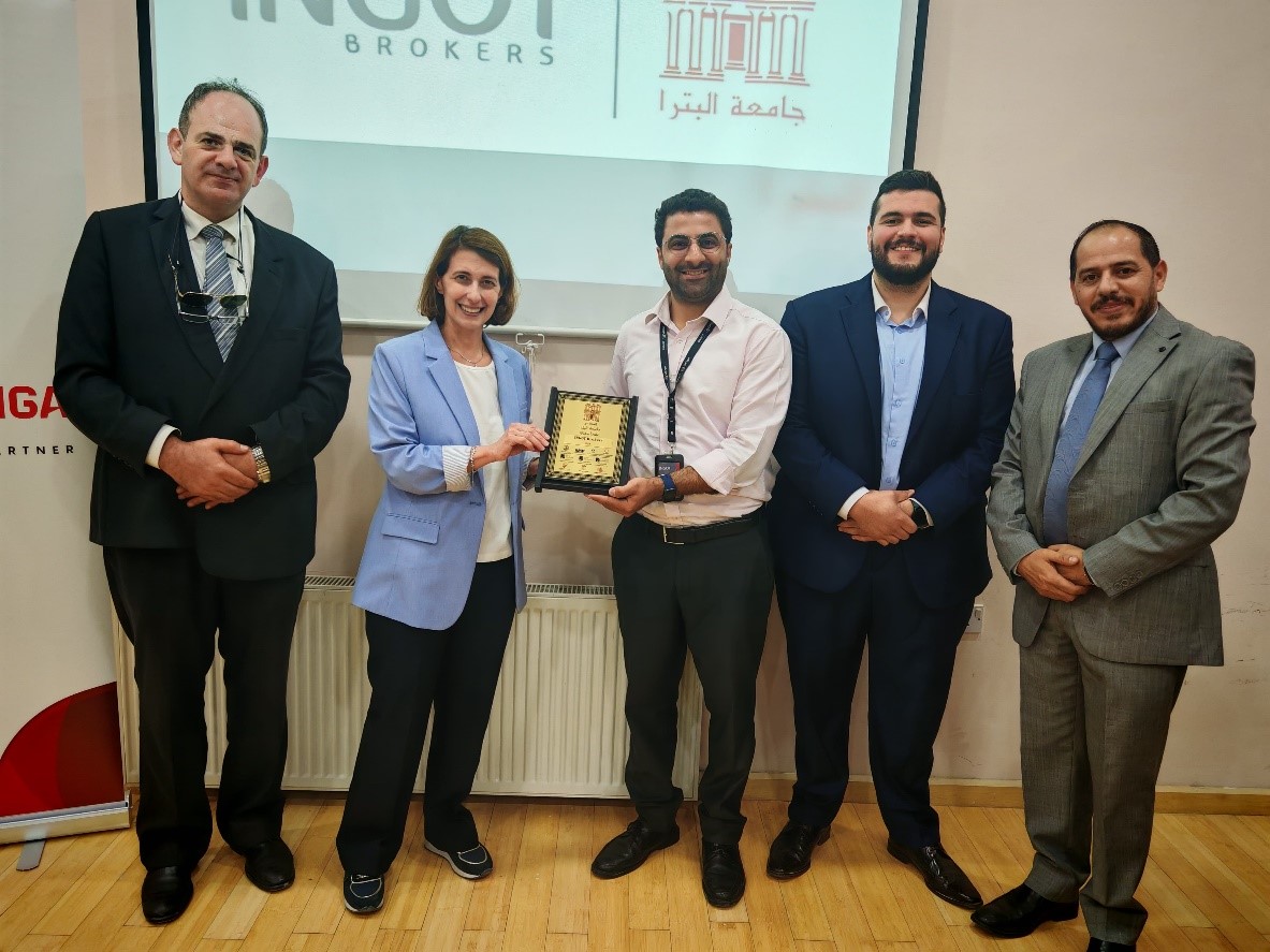 صورة حول : طلاب جامعة البترا يتدربون على التداول في البورصات العالمية بالتعاون مع INGOT BROKERS طلاب جامعة البترا يتدربون على التداول في البورصات العالمية بالتعاون مع INGOT BROKERS