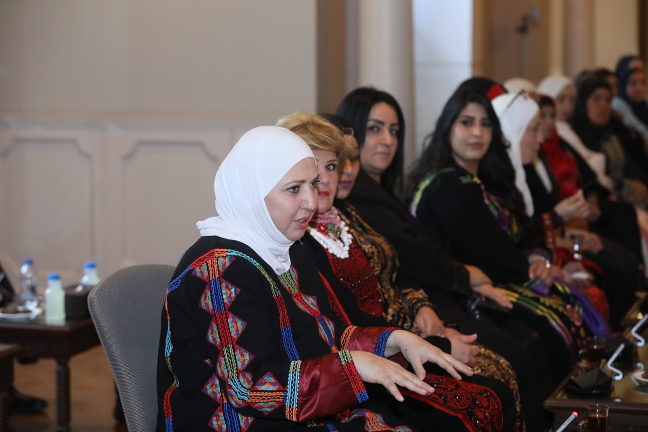 رئيس الديوان الملكي يلتقي وفدا نسائيا