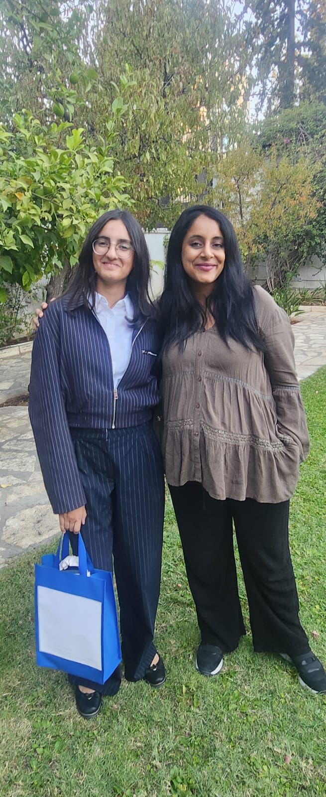 صورة حول : السفير الفرنسي يكرم الطالبة لمار الراميني لتفوقها في امتحان اللغة الفرنسية المدرسي السفير الفرنسي يكرم الطالبة لمار الراميني لتفوقها في امتحان اللغة الفرنسية المدرسي