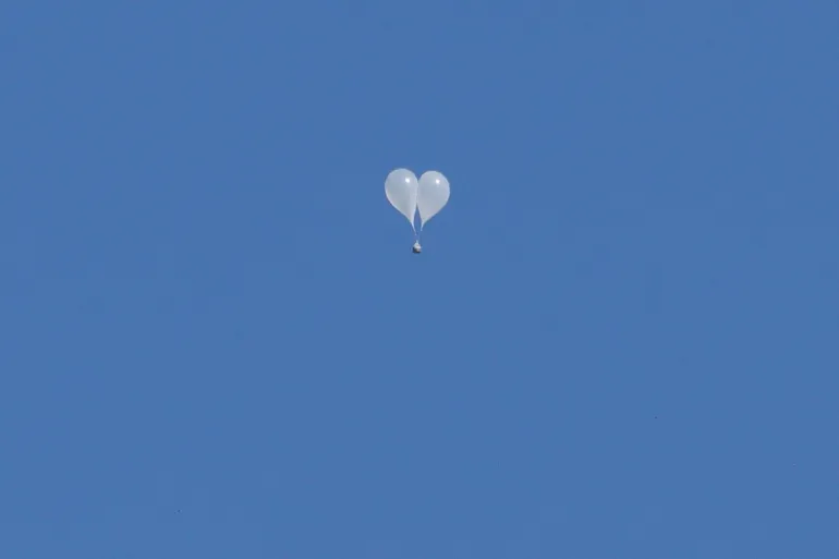 صورة حول : منطاد كوري شمالي يسقط على المجمع الرئاسي في كوريا الجنوبية منطاد كوري شمالي يسقط على المجمع الرئاسي في كوريا الجنوبية