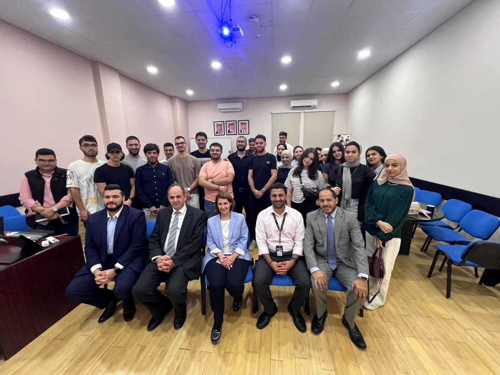 صورة حول : طلاب جامعة البترا يتدربون على التداول في البورصات العالمية بالتعاون مع INGOT BROKERS طلاب جامعة البترا يتدربون على التداول في البورصات العالمية بالتعاون مع INGOT BROKERS