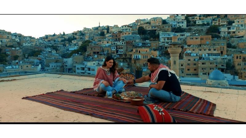 "إبداع أردني جديد: توفيق الدلو ودُنى عازر يتألقان في كليب 'نيالي والله نيالي'!"