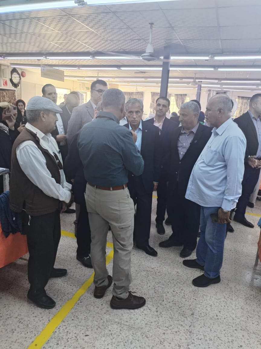 بالصور حسان يزور مصنعا للألبسة في مغير السرحان