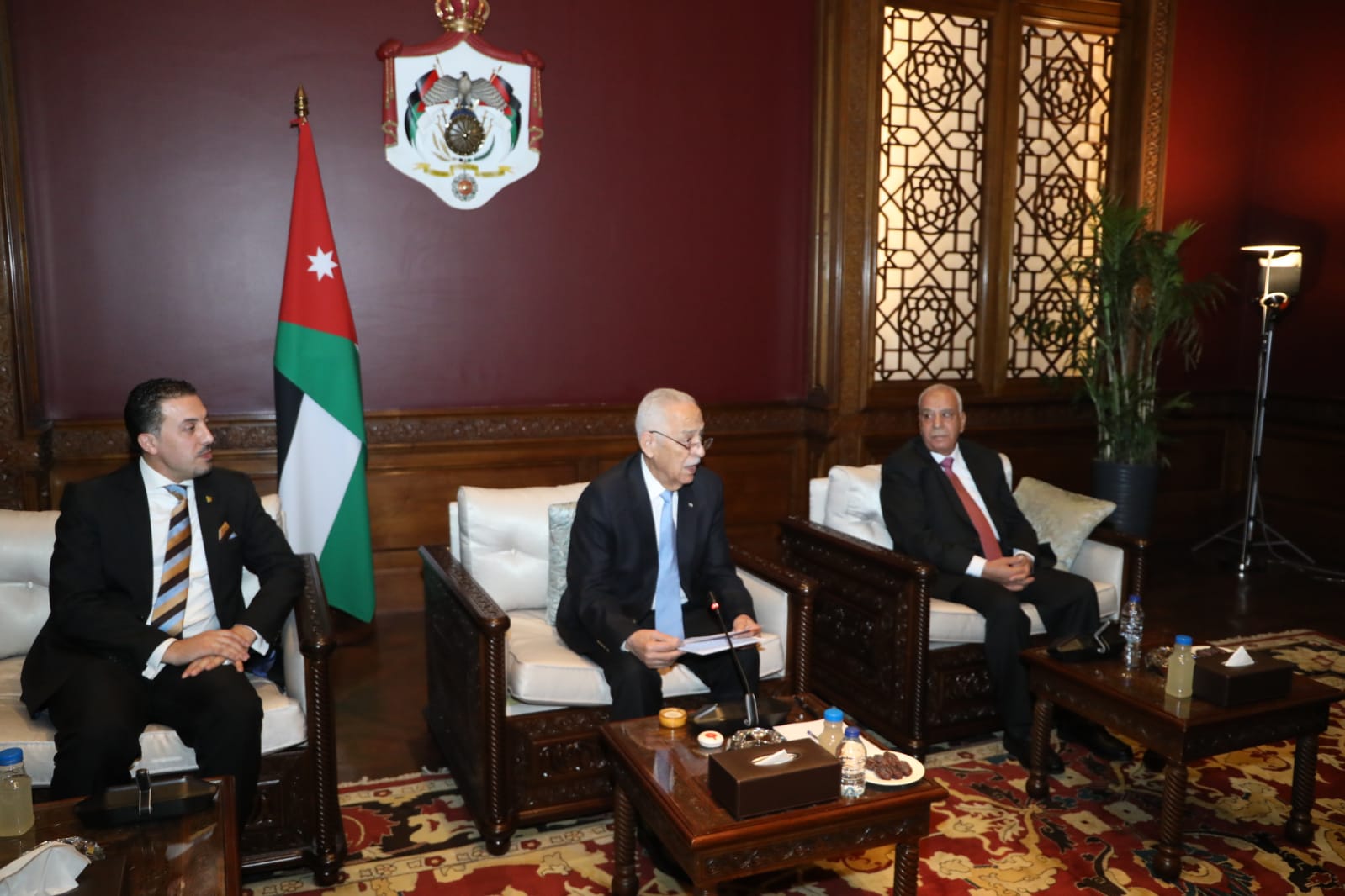 رئيس الديوان الملكي يلتقي وفدا من أبناء عشيرة الطعاني