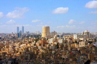 طقس بارد نسبيًا وفرص زخات خفيفة محلية