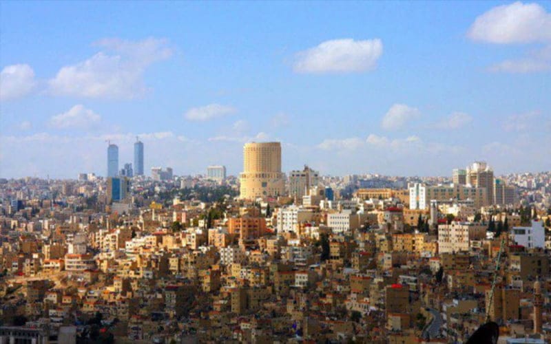 طقس بارد نسبيًا وفرص زخات خفيفة محلية