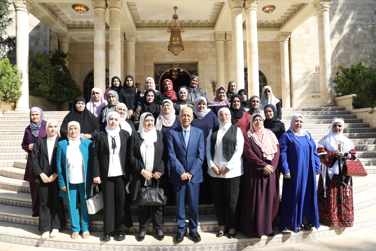 عاجل | رئيس الديوان الملكي الهاشمي يلتقي وفدا نسائيا من الزرقاء