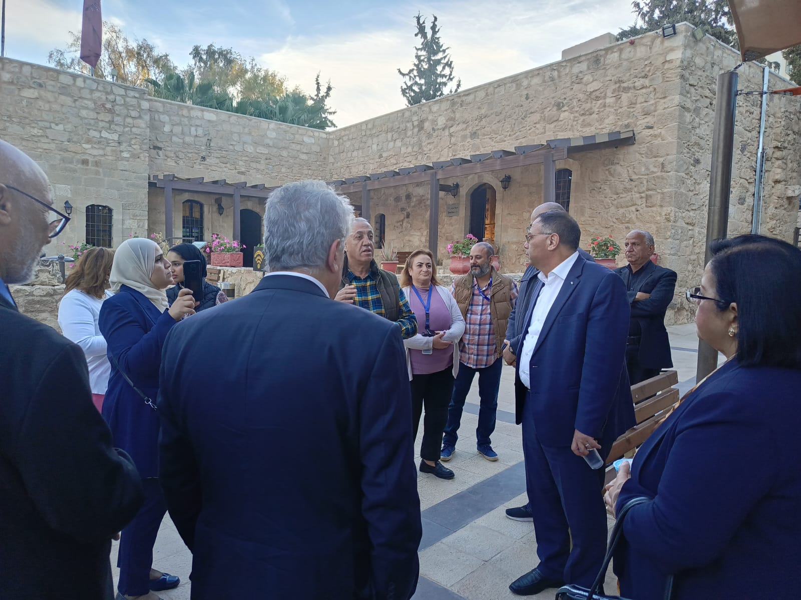 بالفيديو والصور ... شتيوي يكرم أعضاء اتحاد المجالس الاقتصادية والعربية في مطعم سياحي وينظم لهم جولة سياحية بمادبا