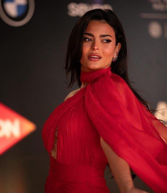 أسماء جلال ترتدي فستان أحمر في ختام مهرجان الجونة السينمائي