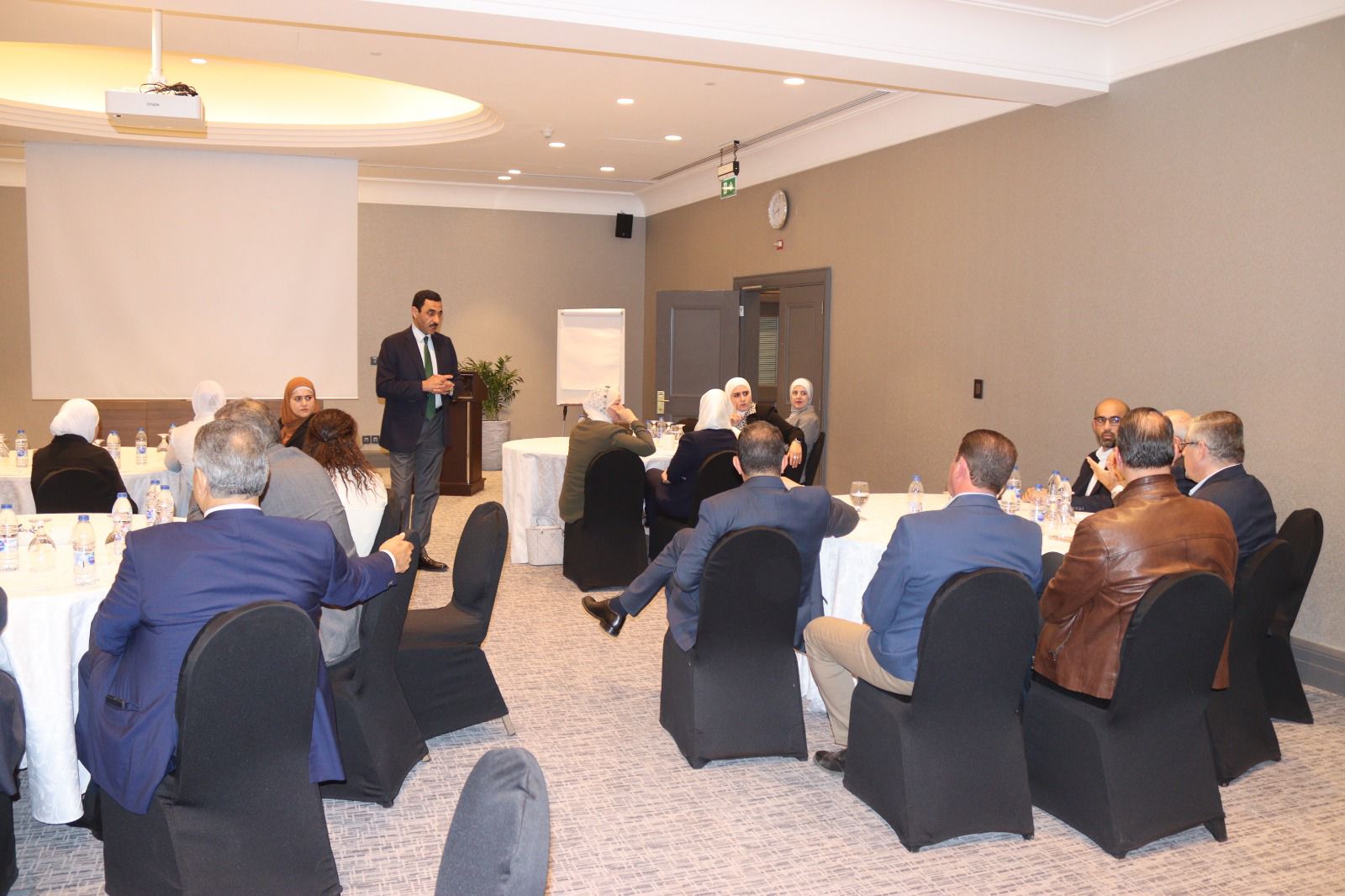 صورة حول : مدير عام الغذاء والدواء يلتقي ممثلي مصانع الأدوية ومراكز الدراسات الدوائية في جلسة حوارية مشتركة مدير عام الغذاء والدواء يلتقي ممثلي مصانع الأدوية ومراكز الدراسات الدوائية في جلسة حوارية مشتركة