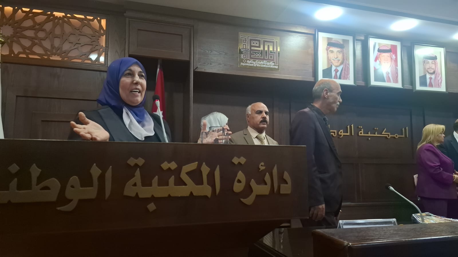 الشريفة بدور ترعى اشهار كتاب للكاتبة شريفة الشواورة بالمكتبة الوطنية