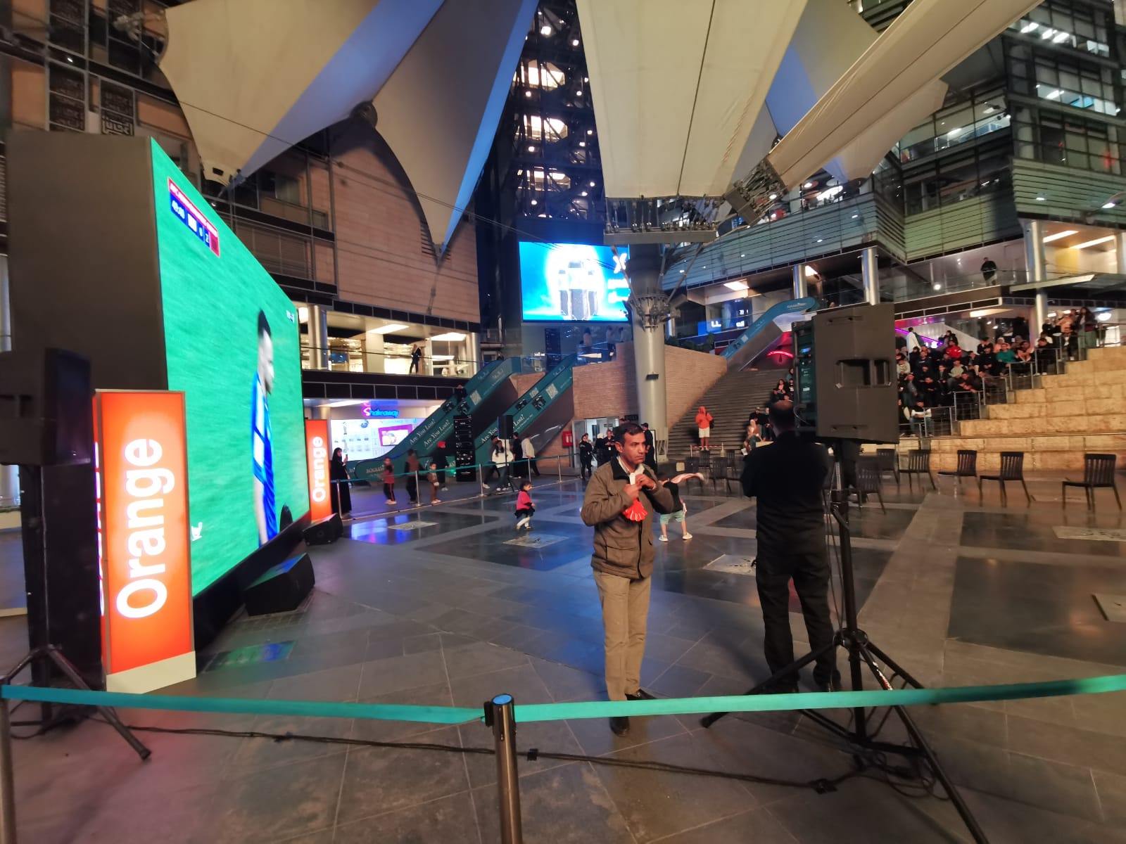 صورة حول : الجمهور الاردني ينتظر مباراه النشامى على شاشات بوليفارد العبدلي الجمهور الاردني ينتظر مباراه النشامى على شاشات بوليفارد العبدلي