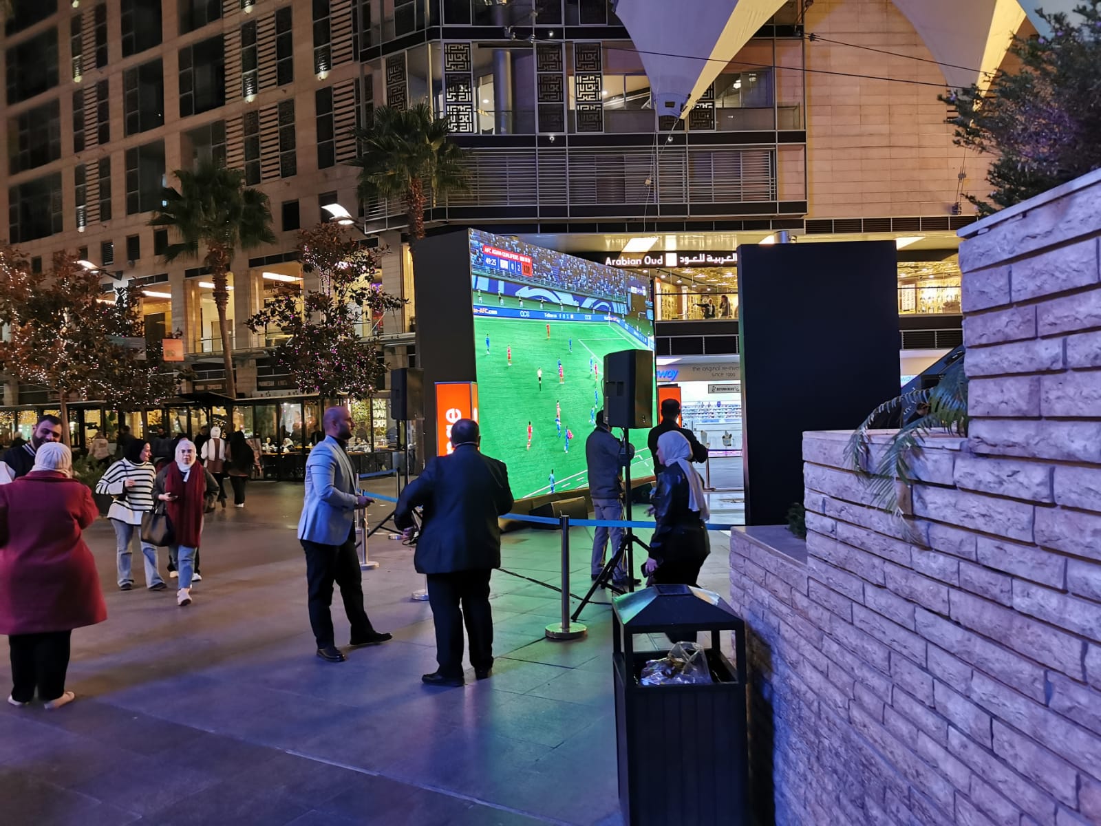 صورة حول : الجمهور الاردني ينتظر مباراه النشامى على شاشات بوليفارد العبدلي الجمهور الاردني ينتظر مباراه النشامى على شاشات بوليفارد العبدلي