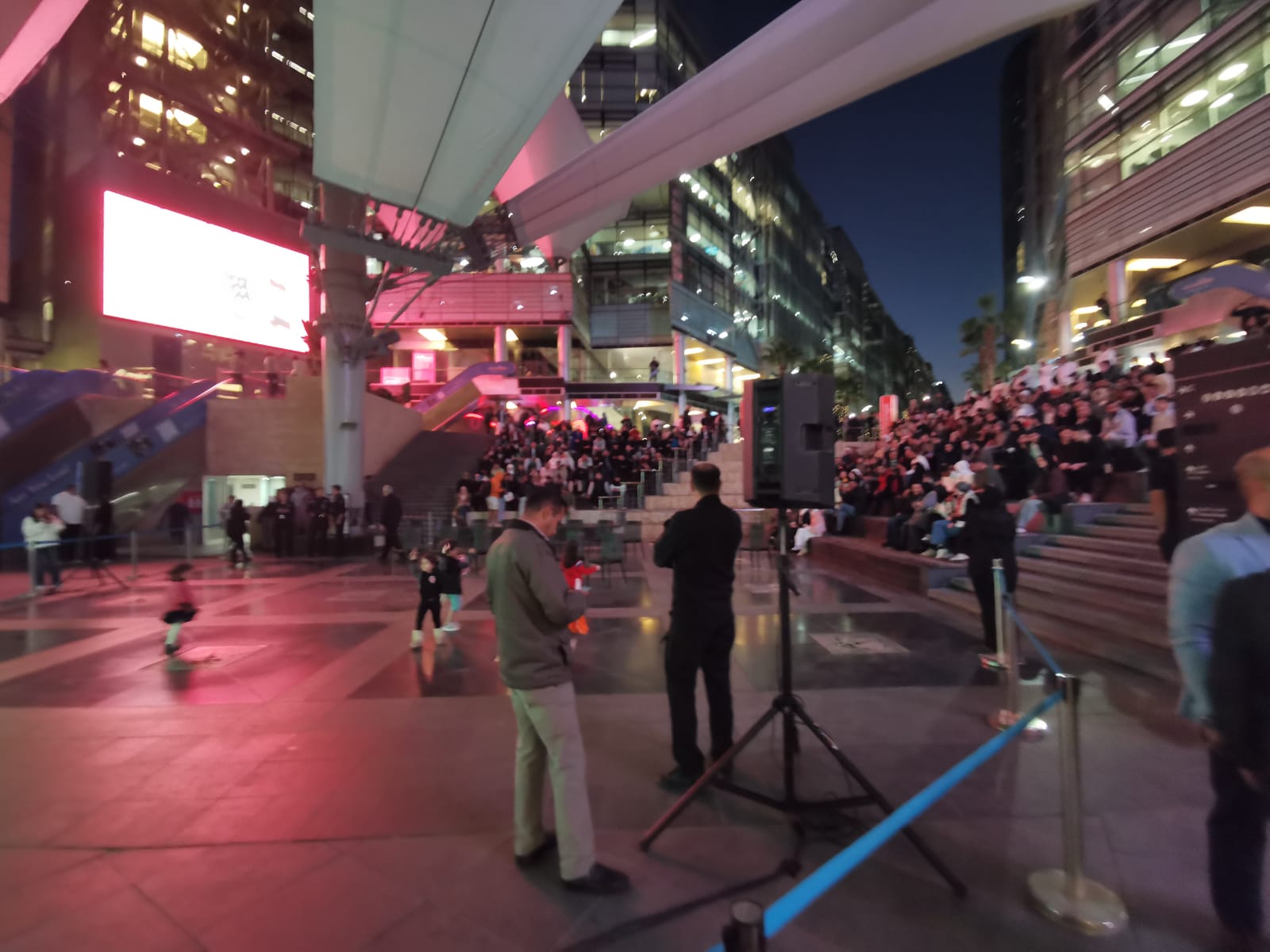 صورة حول : الجمهور الاردني ينتظر مباراه النشامى على شاشات بوليفارد العبدلي الجمهور الاردني ينتظر مباراه النشامى على شاشات بوليفارد العبدلي