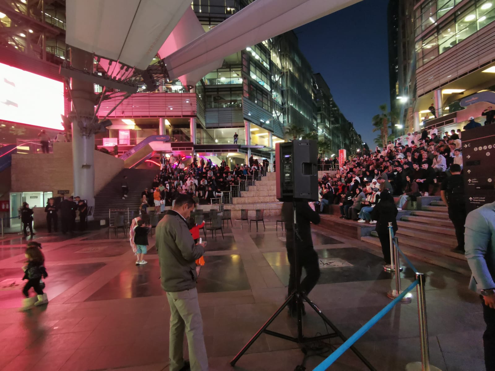 صورة حول : الجمهور الاردني ينتظر مباراه النشامى على شاشات بوليفارد العبدلي الجمهور الاردني ينتظر مباراه النشامى على شاشات بوليفارد العبدلي