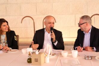 الحاج توفيق يدعو لتكامل اقتصادي أردني – لبناني