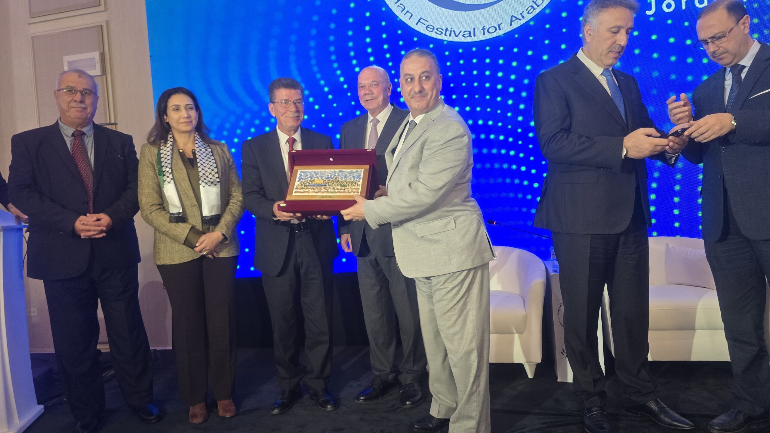 صورة حول : المومني يفتتح الدورة الخامسة لمهرجان الأردن للإعلام العربي المومني يفتتح الدورة الخامسة لمهرجان الأردن للإعلام العربي