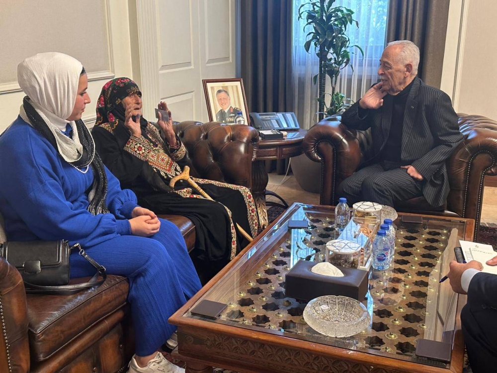 صورة حول : العيسوي يستقبل الحاجة وضحى الشهاب ويوجه بتوفير الرعاية الصحية لها. العيسوي يستقبل الحاجة وضحى الشهاب ويوجه بتوفير الرعاية الصحية لها.