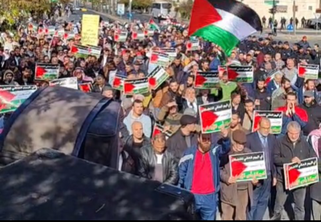 صورة حول : آلاف الأردنيين يتظاهرون ضد الدعم الأمريكي للاحتلال آلاف الأردنيين يتظاهرون ضد الدعم الأمريكي للاحتلال
