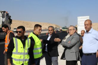 أبو السمن يزور مواقع مشاريع تأهيل الطريق وتحسين مداخل الزرقاء والمفرق