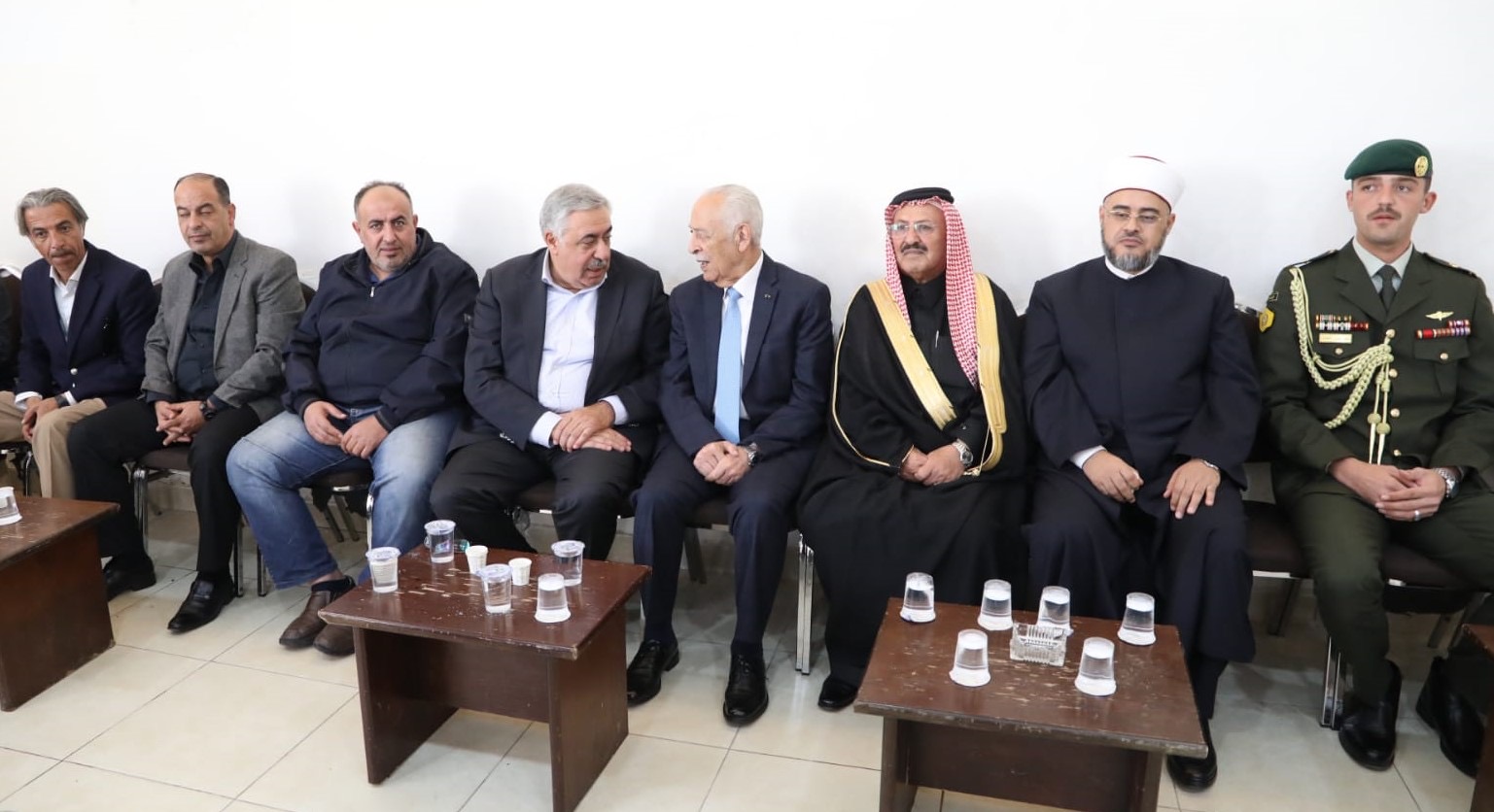 صورة حول : مندوبا عن الملك وولي العهد.... العيسوي يعزي الحجايا والحويان مندوبا عن الملك وولي العهد.... العيسوي يعزي الحجايا والحويان