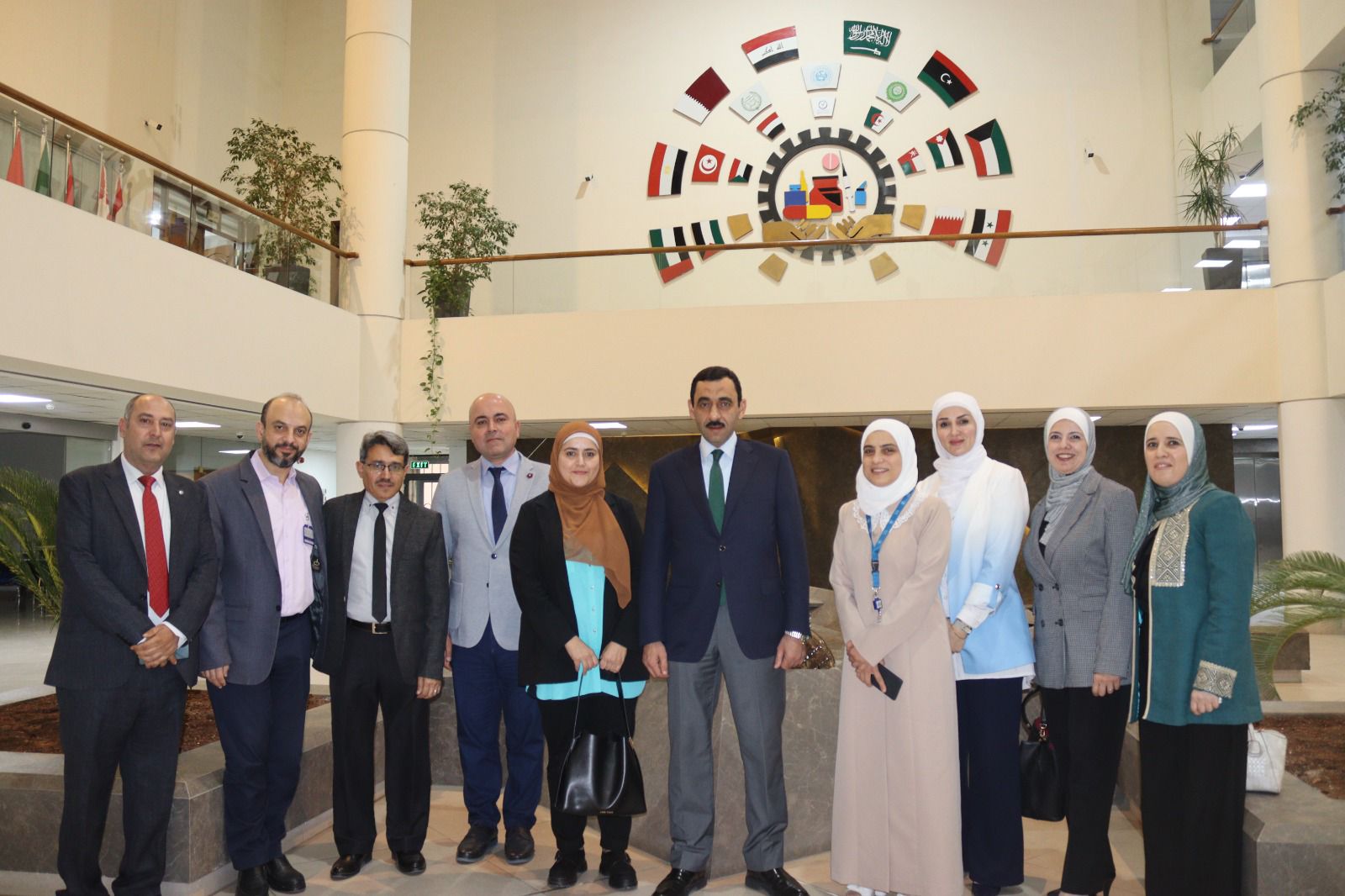 صورة حول : مدير عام الغذاء والدواء يتفقد في جولة ميدانية أحد مراكز الدراسات الصيدلانية مدير عام الغذاء والدواء يتفقد في جولة ميدانية أحد مراكز الدراسات الصيدلانية