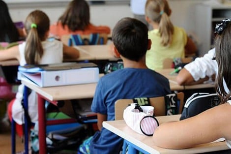 طالب يفقأ عين زميلته في مصر .. والسبب