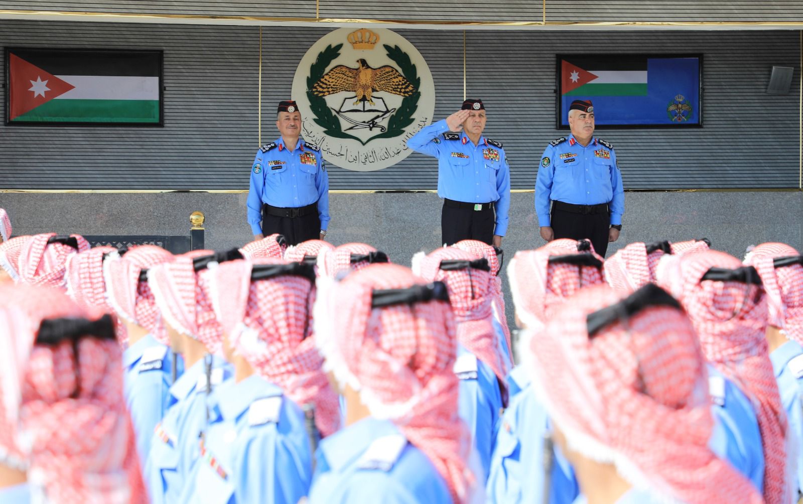 صورة حول : مدير الأمن العام يرعى حفل تخريج المستجدين مدير الأمن العام يرعى حفل تخريج المستجدين