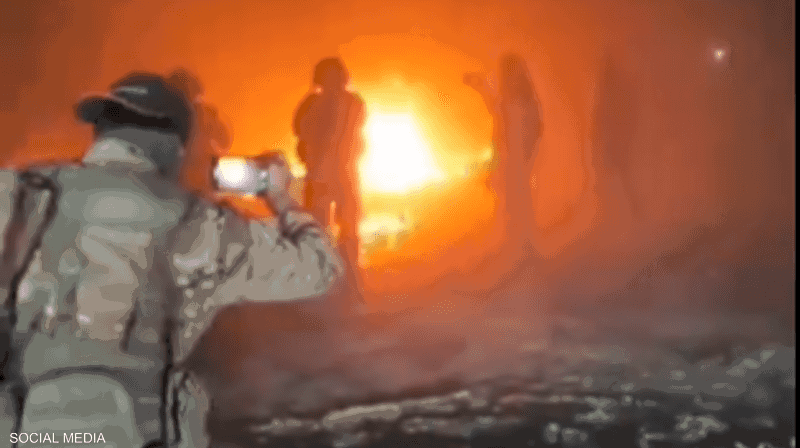 سوريون يحرقون قبر الرئيس السابق حافظ الأسد