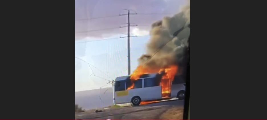 عاجل | احتراق حافلة متوسطة بمنطقة غور الصافي تنقل طلبة جامعة .. فيديو