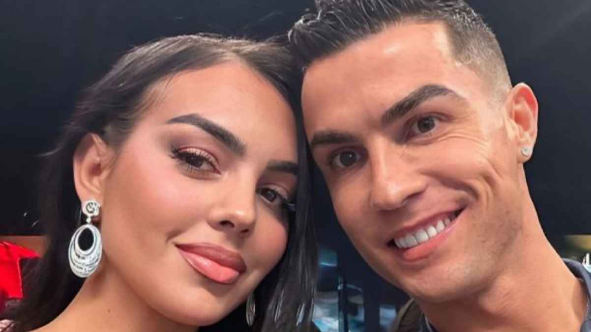 ما سبب سخرية رونالدو من صديقتة جورجينا