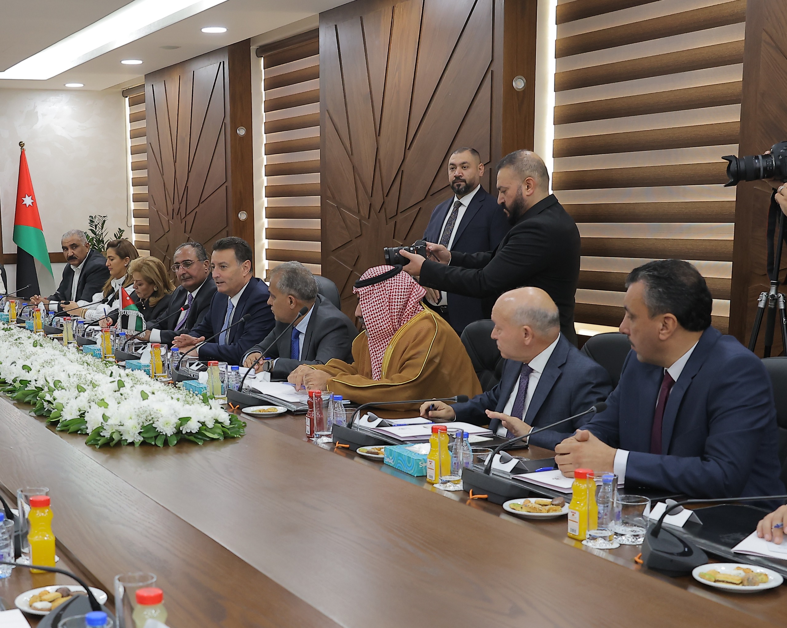 صورة حول : عاجل | الصفدي والمشهداني يجريان مباحثات برلمانية أردنية عراقية مشتركة عاجل | الصفدي والمشهداني يجريان مباحثات برلمانية أردنية عراقية مشتركة