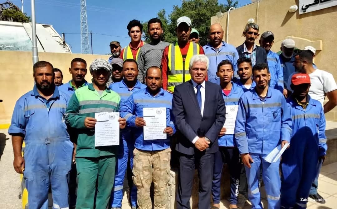 بمناسبة تشريف جلالة الملك " رئيس بلدية السلط يمنح عمال المياومة زيادة ٣ - ٤ دنانير يومياً "