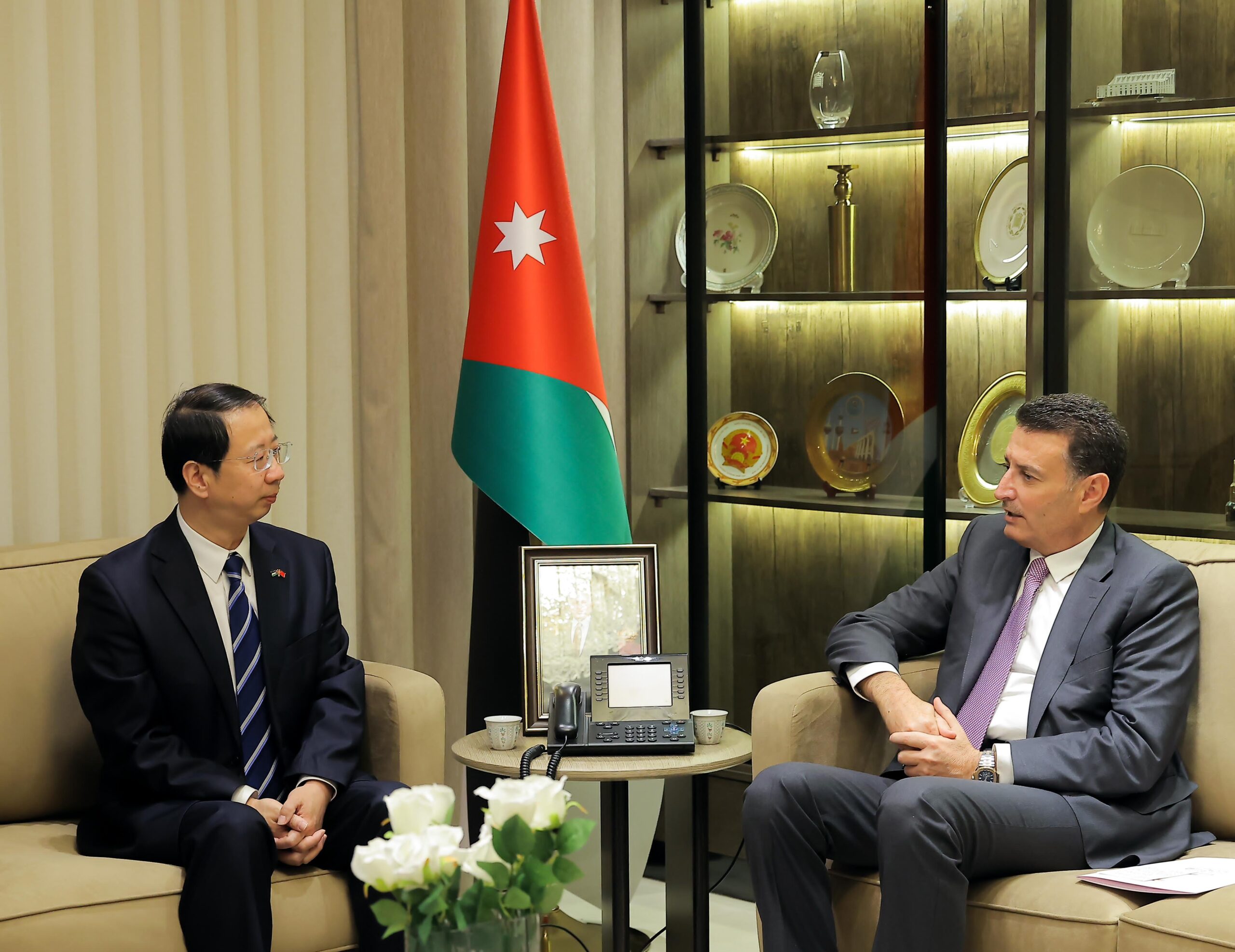 عاجل | الصفدي يلتقي السفير الصيني