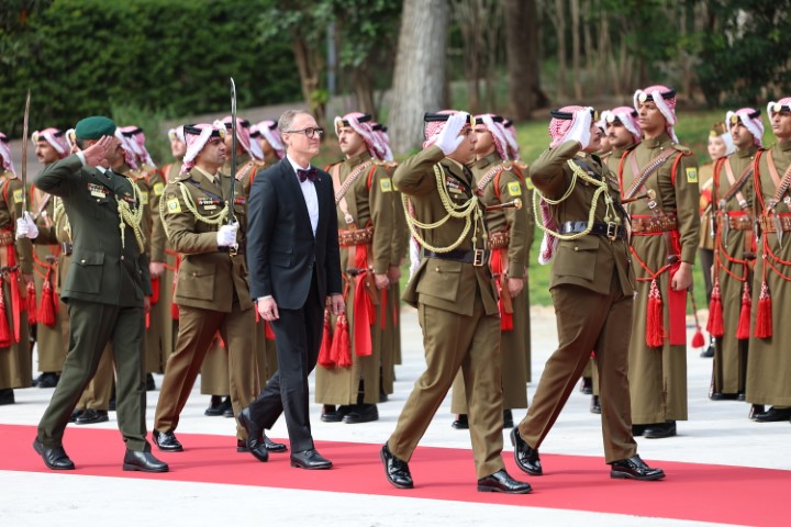 الملك يتقبل أوراق اعتماد سفراء ( صور )